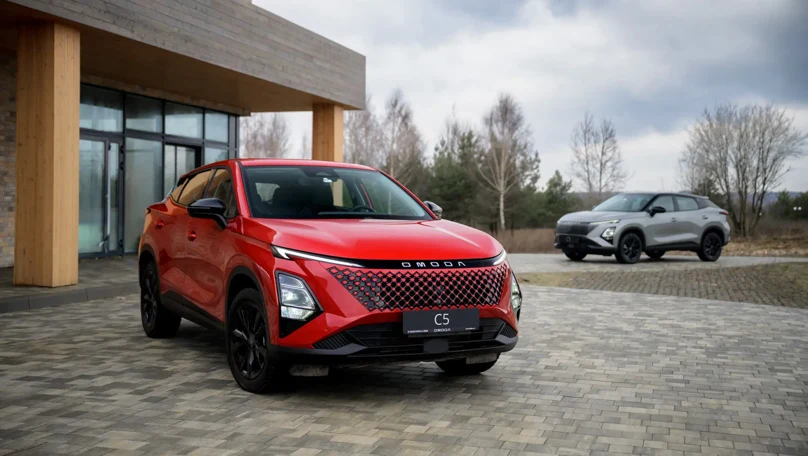 Красный Omoda C5